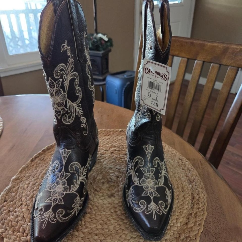 BNWT Cavender's Embroidered Western Boots Size 7.5B‎